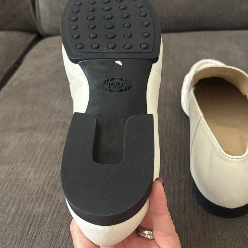 NWOB Tod’s loafers with gold chain detail - Picture 4 of 6